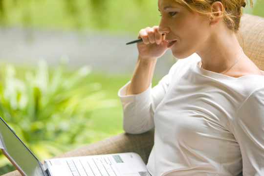 Women completing a quiz on her laptop