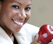 woman eating apple